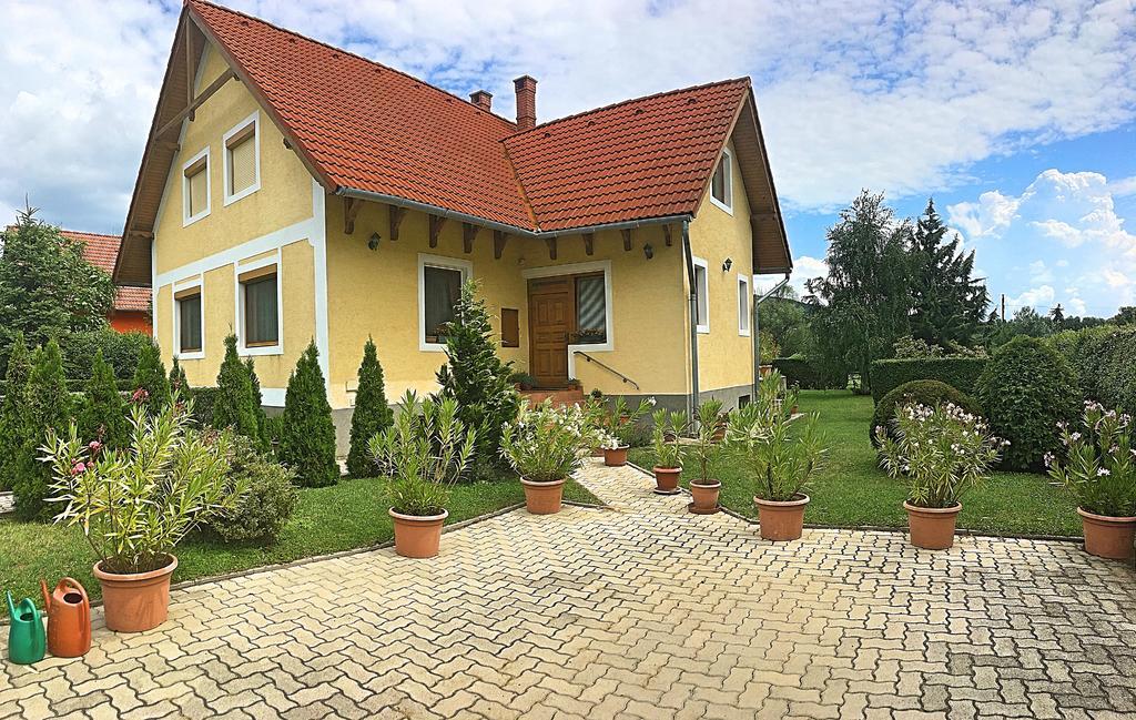 Petra Apartmanház Badacsonytomaj Exterior foto